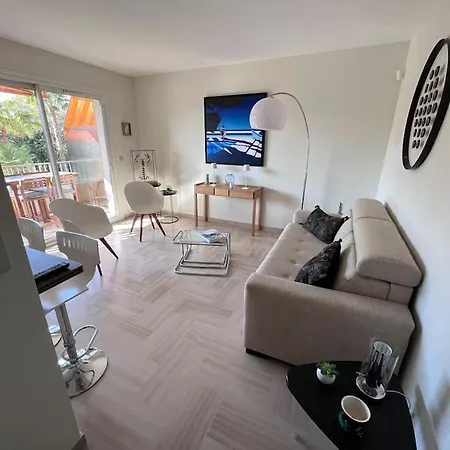 Avec Terrasse, Vue Jardin Et Piscine