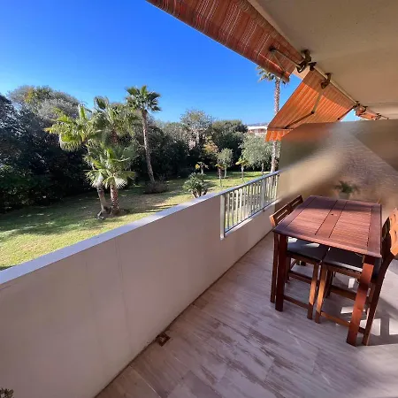 Avec Terrasse, Vue Jardin Et Piscine Apartment *