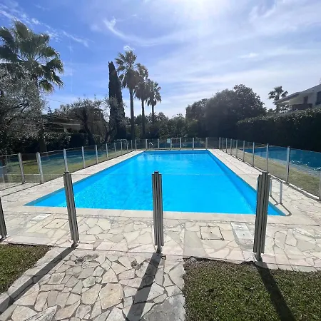 Avec Terrasse, Vue Jardin Et Piscine Apartment *